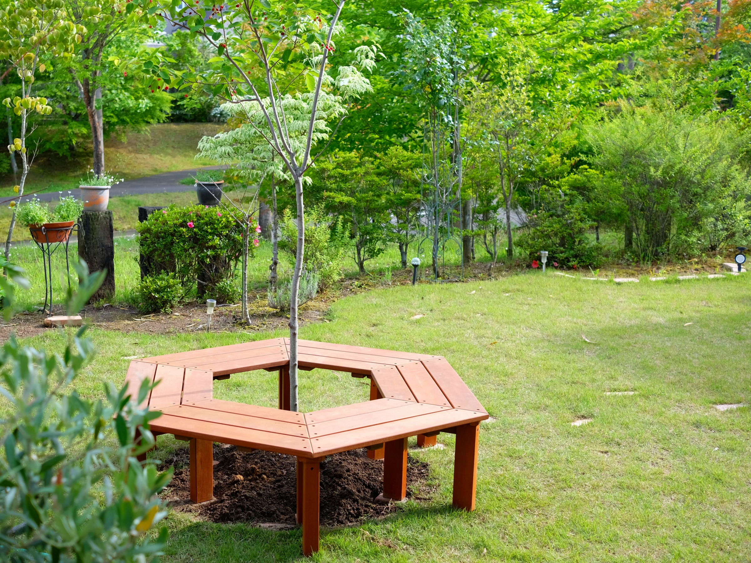 自宅の庭が公園のようになる天然木のサークルベンチ